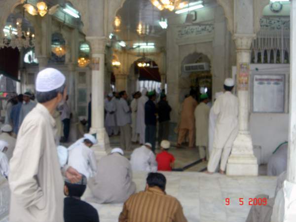 prayers-in-derbar.jpg